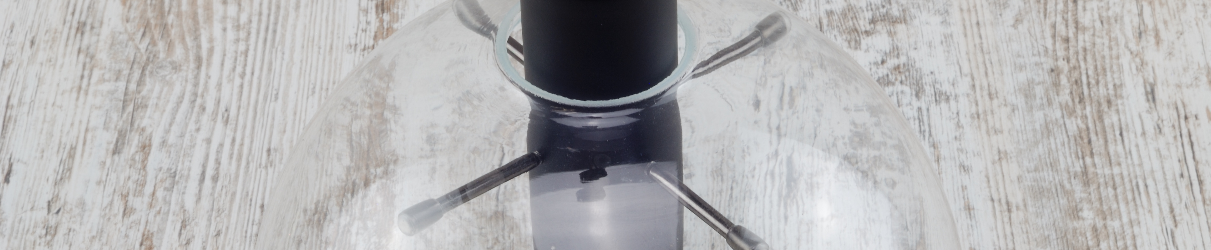 czarne zawiesie metalowe do szklanego klosza